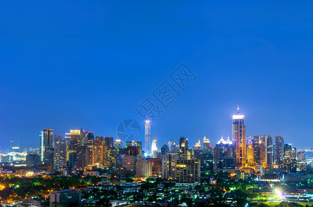 景区精装公寓降低城市曼谷黄昏夜景区商业曼谷夜景的市风夜天际线背景