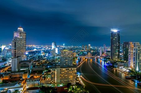 摩天大楼夜晚反射曼谷黄昏夜景区商业曼谷夜景的市风夜图片