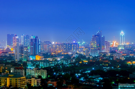 现代的高速公路曼谷黄昏夜景区商业曼谷夜景的市风夜场图片