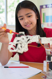 工程机器人技术学习理科课程的女生中间图片