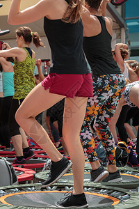 蹦床Gym校内参加健身锻炼的小型田道运动女生孩弹跳背景图片