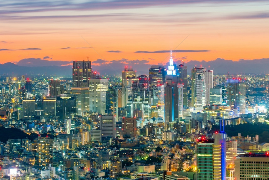 日本新宿大楼的东京天际线大都会建筑学夜晚图片