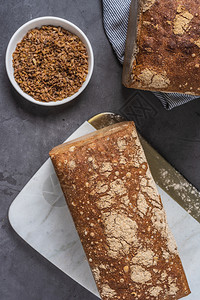 法国面包木桌背景上新鲜的青菜面包传统的一顿饭木板高清图片素材