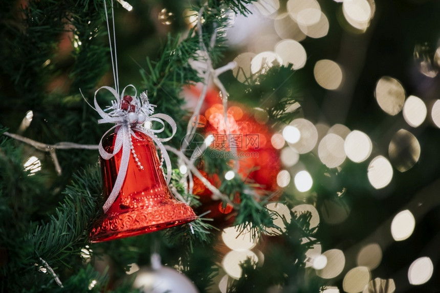 圣诞树上装饰铃铛图片