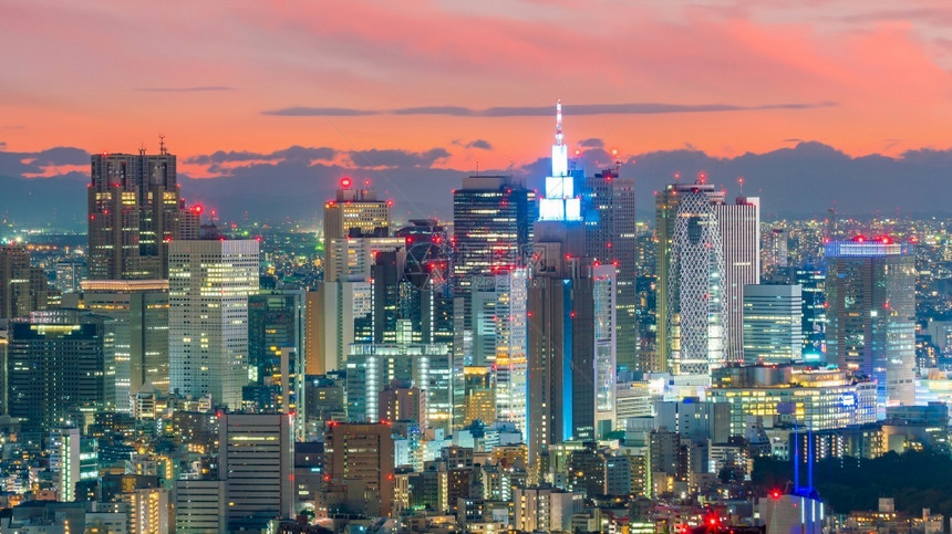 日本新宿大楼的东京天际线六本木塔发光的图片