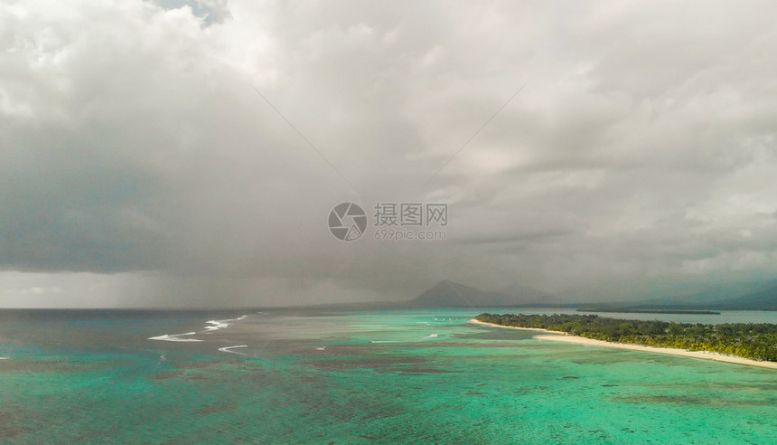 随着风暴逼近美丽的海洋空中景象浪气绿松石图片