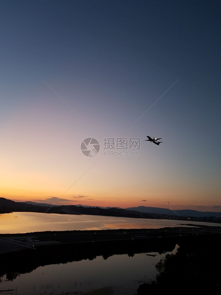 跑道离开轮廓日落时在科孚岛机场起飞的图片