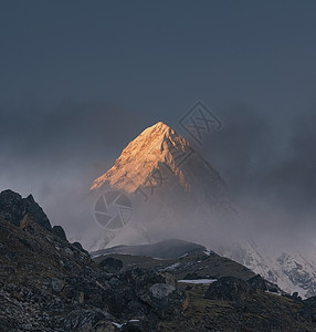 高的旅行尼泊尔游业校友高峰会或日落出珠峰基地营尼泊尔旅游顶峰背景图片