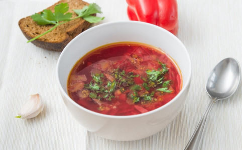 热煮熟的烹饪桌上有草药的大碗罗宋汤红色的高清图片素材