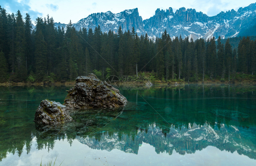 意大利多洛米特州卡雷扎湖反射欧洲水图片