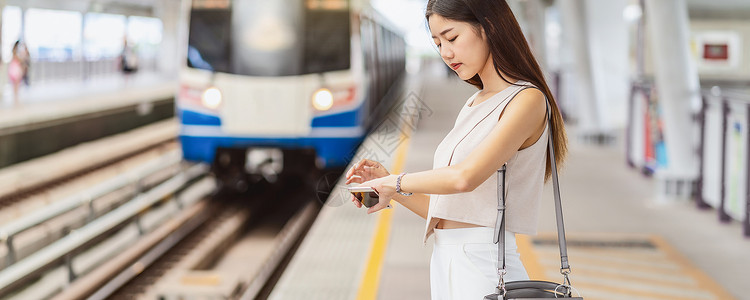 假期旅行等车的女乘客图片