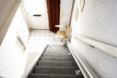 现代的座位一种楼梯上的自动升降机将老年人和残疾在房屋中上下背景图片