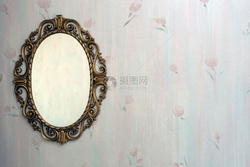 旧古金镜子挂在一个旧古老的房里墙纸空间是用来写文字的旧古金镜子挂在的房里墙纸间覆盖乡村图片