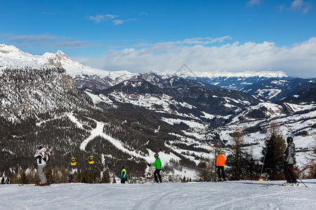 冬季滑雪登山者背景图片