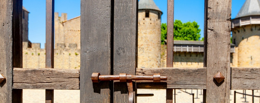 锁华丽的结石由于冠状旧木门关闭在一座大城堡前进行隔离的旧木门图片