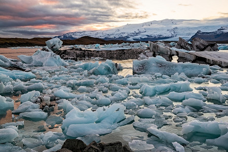 杰古沙龙湖冰岛Vatnajokull公园Jokulsarlon冰川泻湖的多彩日落冰岛Jokulsarlon冰川泻湖的多彩日落冰冻沙龙的天空背景