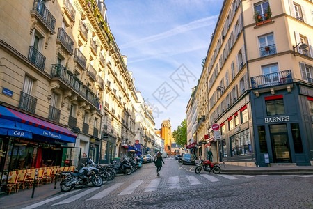 历史性摩托车浪漫的车历史巴黎蒙特马区SummerParis街蒙马特区的法兰西桑尼夏日背景