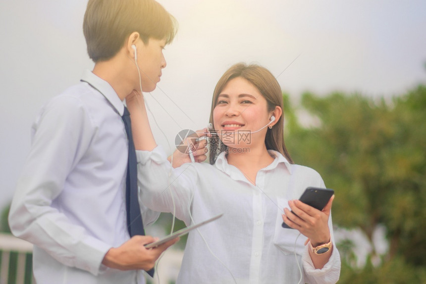 数字的短信亚洲人使用移动智能手机平板电脑智能技术软焦点美丽的图片