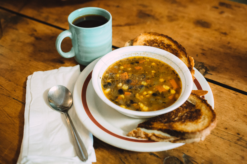餐厅健康桌上烤面包的美味蔬菜汤和桌上烤面包的勺子美味蔬菜汤素食主义者图片