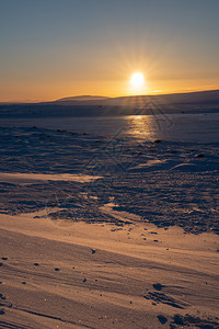 拂晓美丽日落在欧洲冰岛的寒冬日升起图片