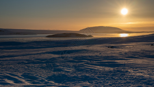 全景在欧洲冰岛的寒冬日升起白雪皑拂晓图片
