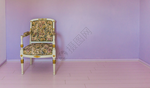 白色椅子空房间有粉色层板和紫石墙背景家地面图片