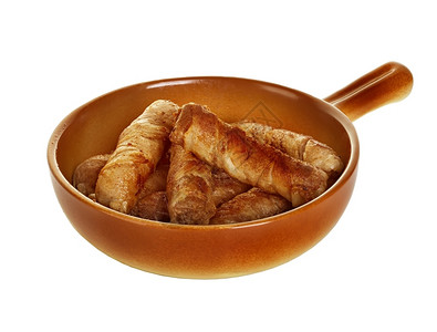 小猪用培根包在煎锅里的香肠白底切帕奇小狗熏肉图片
