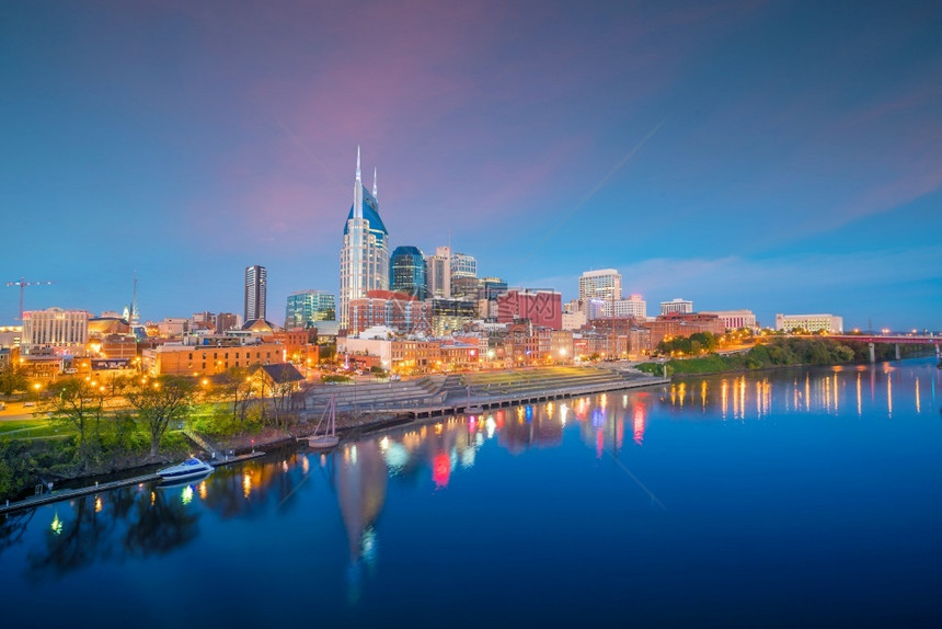 南部Nashville田纳西市中心天际线日落时在美国坎伯兰河城市的美国人图片