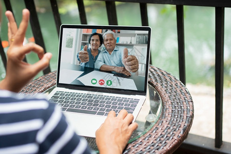 家庭亚洲父母在假期与女儿进行视频会议通信技术概念对话亚洲人图片