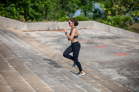 马拉松赛跑者公园亚裔女在户外城跑步合身高清图片素材