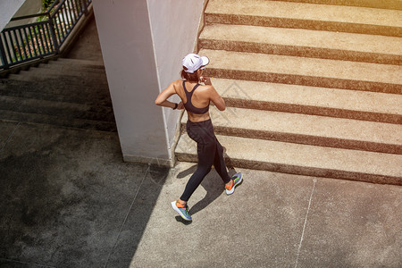慢跑者亚裔女在户外城跑步竞技女运动员运动的高清图片素材