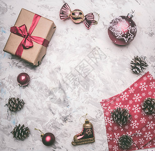 新的空白圣诞节概念明信片礼品盒圣诞玩具和锥体白色背景平躺丝带图片