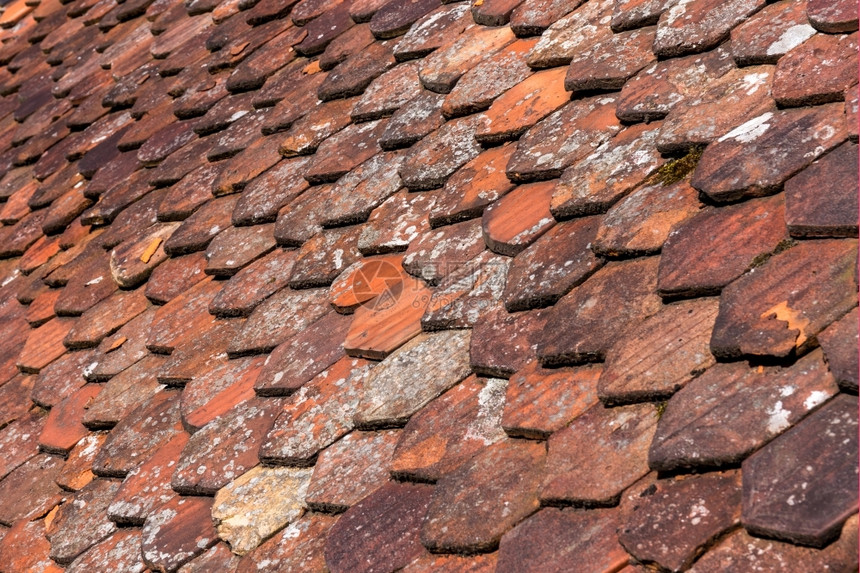 奥地利排传统的用于背景旧屋顶闪盘纹理图片