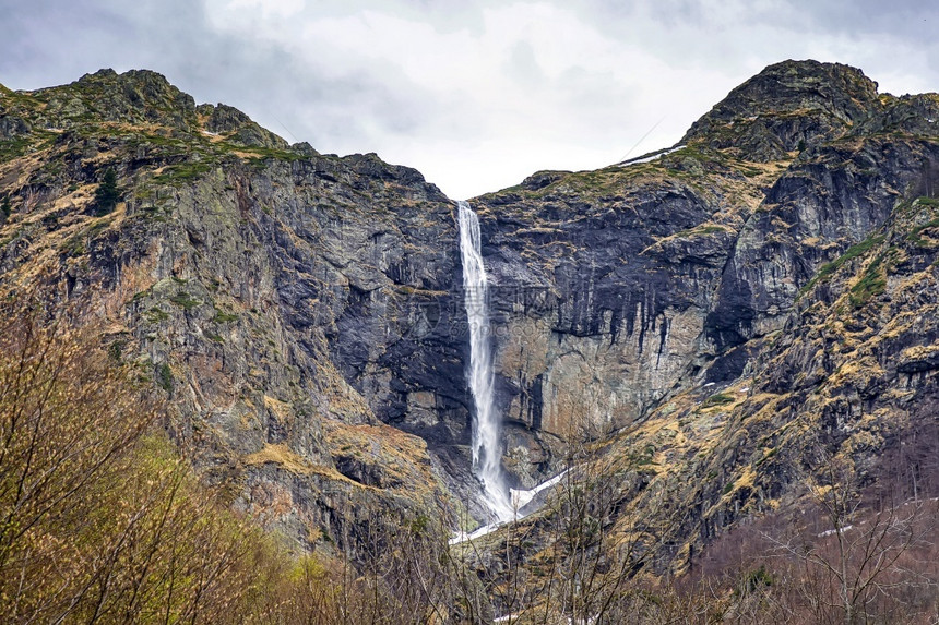 阿普里奇美丽的岩石大山瀑布维迪姆斯科普拉卡洛保加利亚NiarAprakci图片