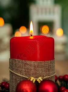 红圣诞蜡烛和装饰品在模糊的背面假期庆典快乐的图片