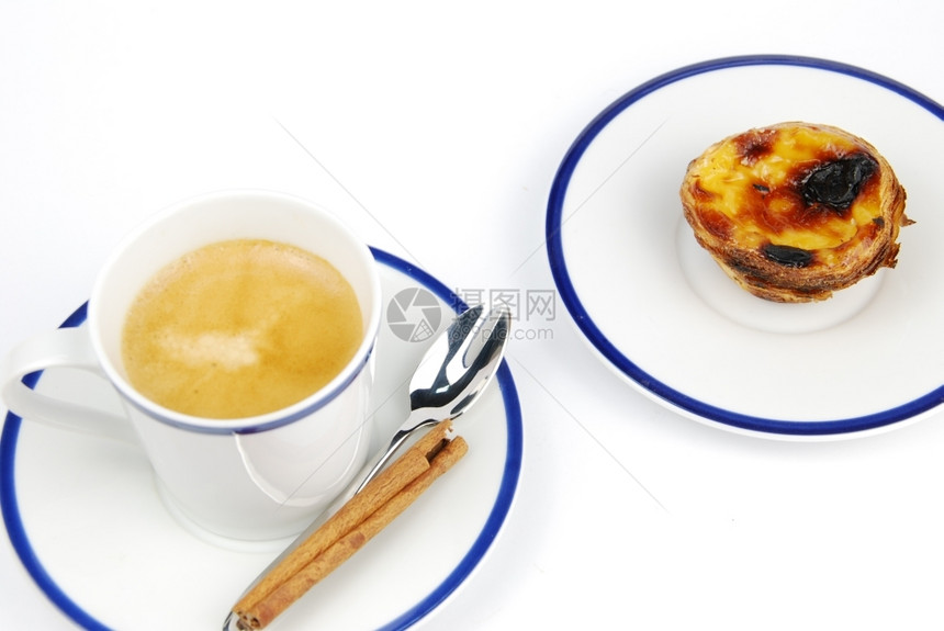 娜塔甜点早餐套咖啡和白背景孤立的葡萄牙面食意白色背景葡萄牙语图片