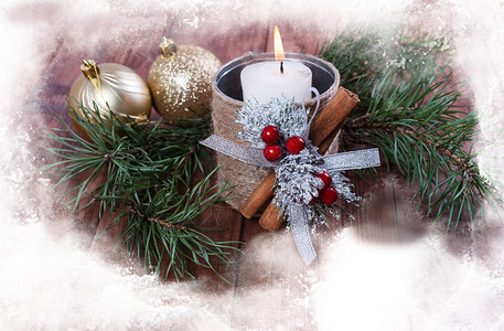 庆祝锥体白蜡烛在自制的台圣诞球和树枝雪图片