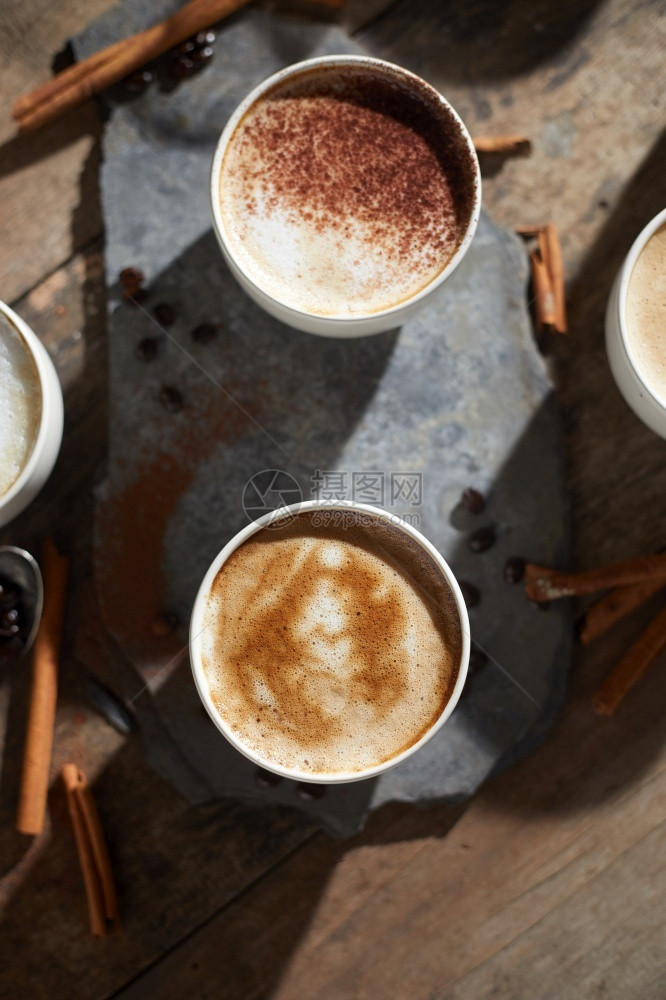咖啡因芳香木制桌上的热咖啡杯和豆早餐图片