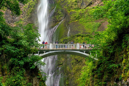 游客俄勒冈波特兰附近哥伦比亚河峡谷穆尔诺马瀑布景观太平洋荒野高清图片素材