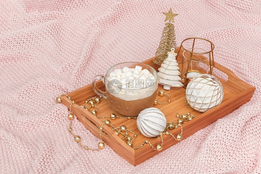 问候针织的温暖粉色格子圣诞节或新年早安概念上带有可杯棉花糖和圣诞装饰品的木托盘温暖针织粉色格子圣诞节或新年早安概念上带有可杯棉花图片