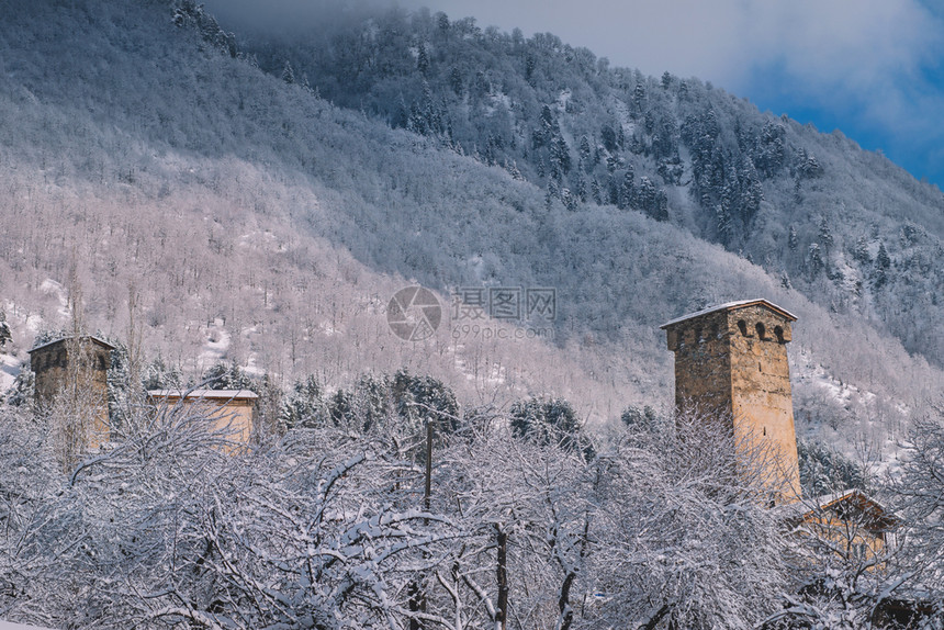 蓝色的地标村庄美丽冬季风景与古老城堡在佐治亚斯瓦涅蒂梅提亚在雪中图片