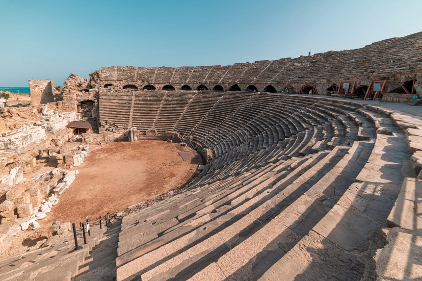 大理石欧洲土耳其安塔利亚城的古老废墟和两栖剧院寺庙图片