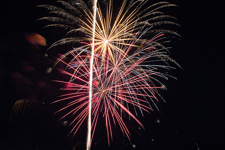 七月74日新年烟花爆炸火苗庆祝活动爆裂新的图片素材