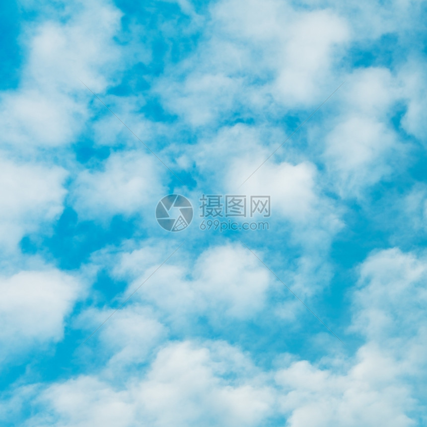 户外阳光明媚的天有云层积聚在中夏天图片