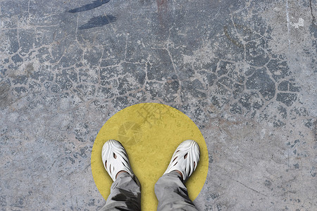 齿顶圆站在黄色圆圈的上下脚顶站在公共空间概念的地板上练习社交间距身体的感染站立设计图片