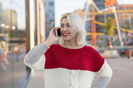 交流在街上使用移动手机的漂亮女人幸福自信的图片