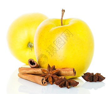 好的提取黄苹果配有肉桂棒和葵星营养成熟图片