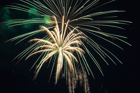 节日喜庆的7月4新年烟花爆炸火苗庆祝活动金的图片