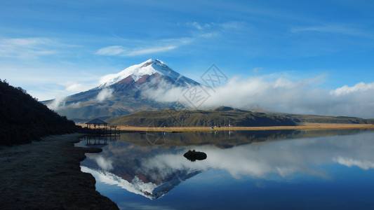科托帕希国民美在多云的清晨厄瓜多尔反映于Limpiopopungo环礁湖水中的科托帕西火山雪背景