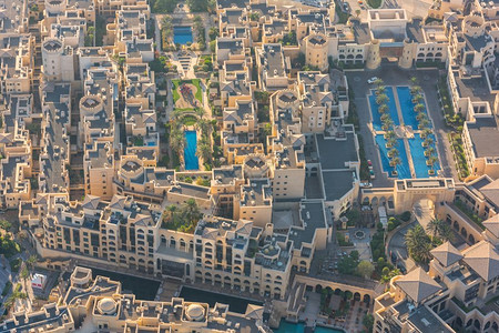迪拜住宅区金色日出早场景上方的风最佳天际线未来派地标高清图片素材